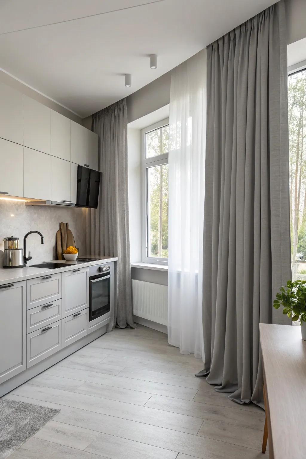 Minimal gray window coverings that meld seamlessly with the culinary space's ornamentation.