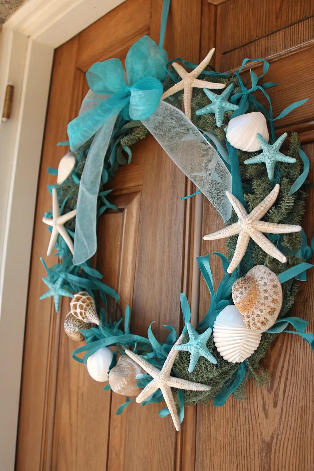A maritime-inspired garland with stellar forms and turquoise components, ideal for littoral residences.
