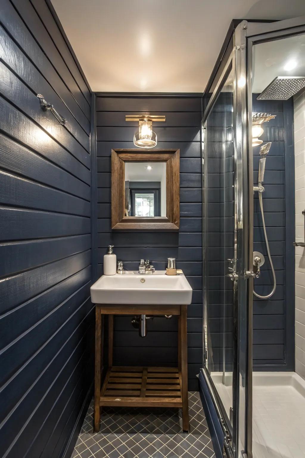 Horizontal paneling in a small bathroom, delivering a modern and elongated semblance.