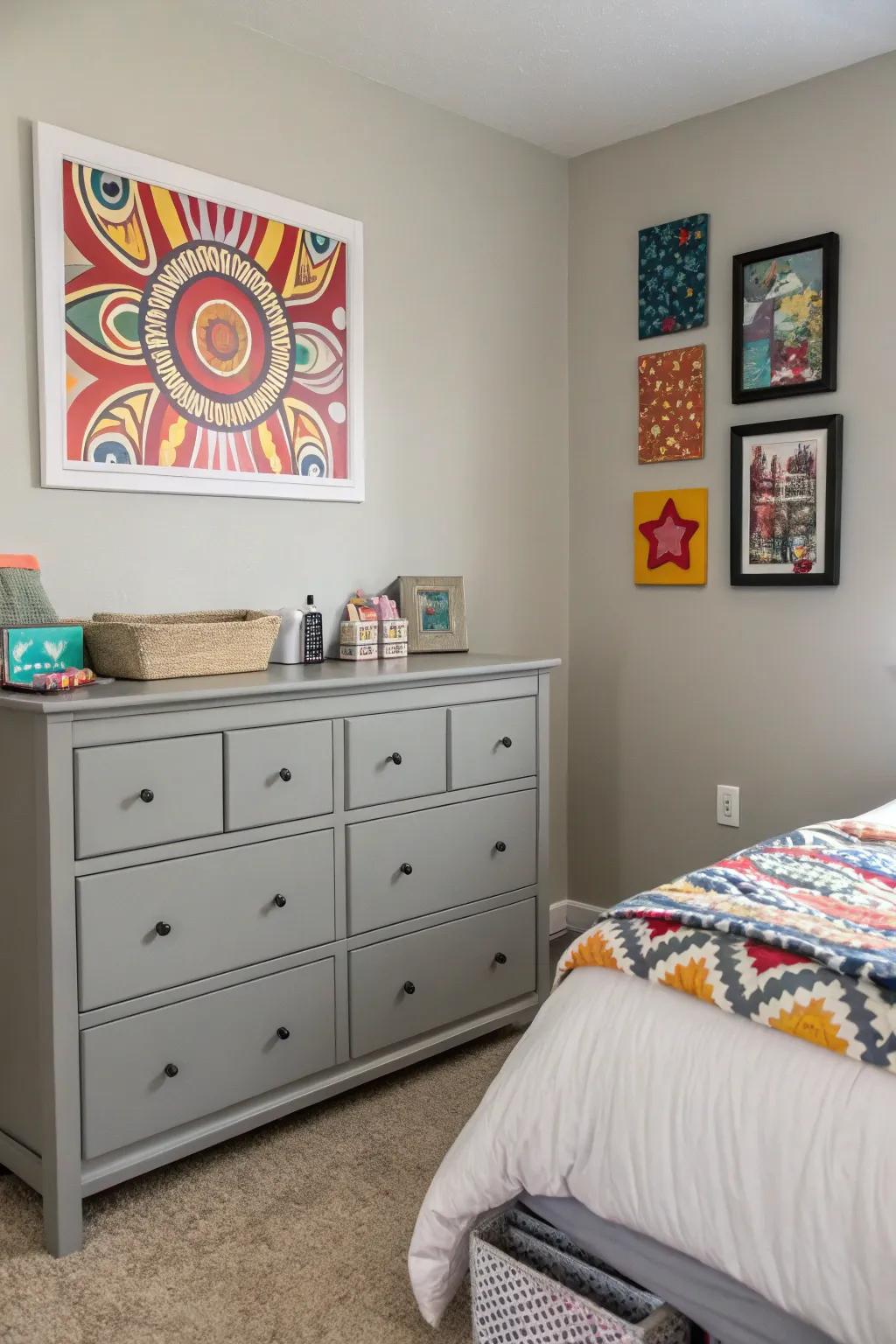Grey furnishings encourage the use of playful, vibrant accents.