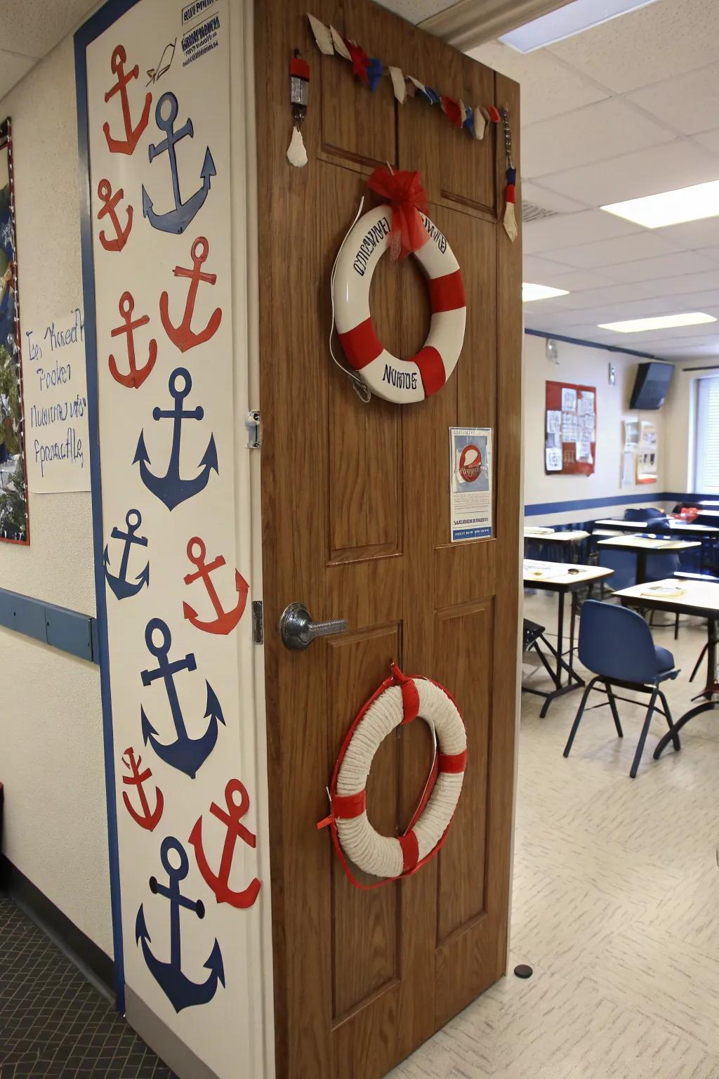 Classroom door with nautical elements for a classic beach atmosphere.